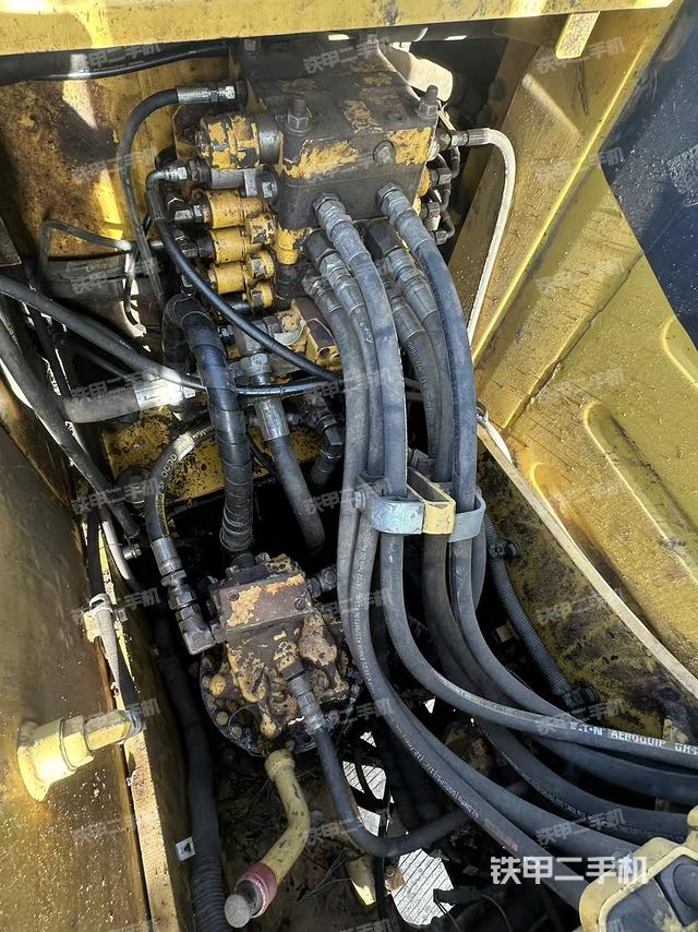 液压泵舱室正面整体（整机外观）