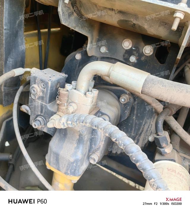 液压泵舱室正面整体（整机外观）