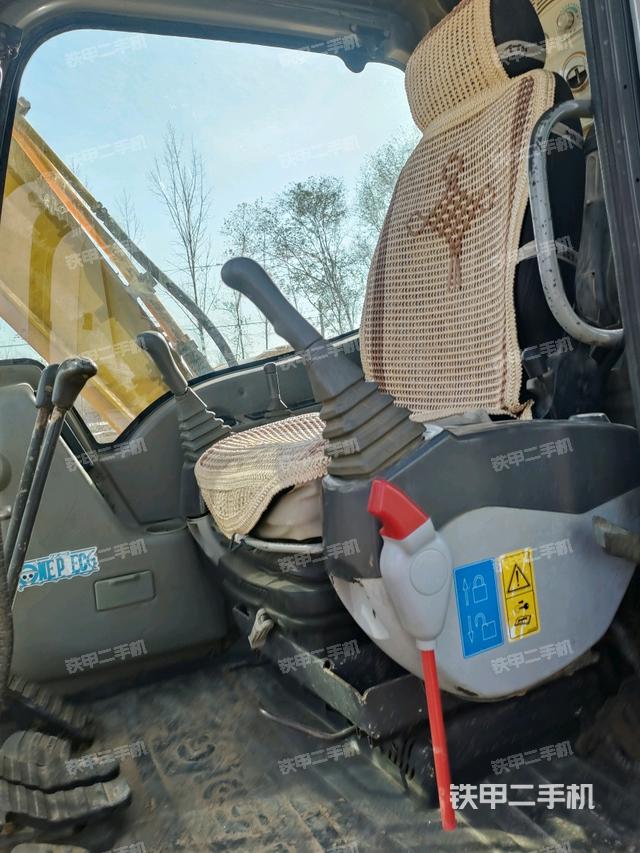 驾驶室顶部（整机外观）