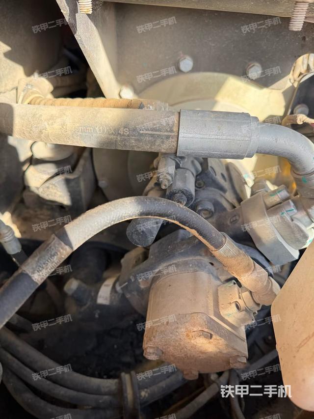 液压泵舱室正面整体（整机外观）