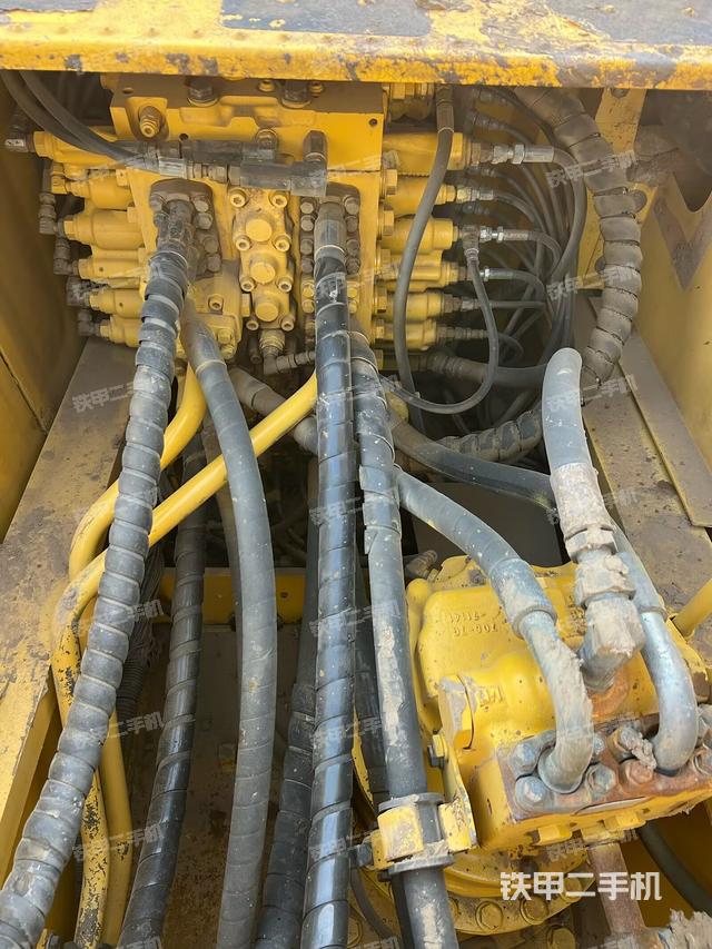 回转马达和主控阀（整机外观）