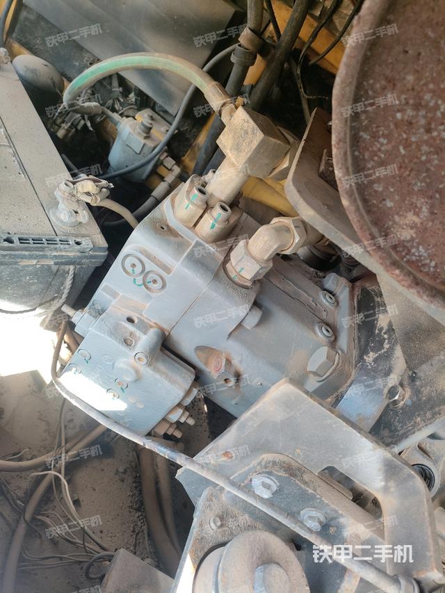 液压泵舱室正面整体（整机外观）