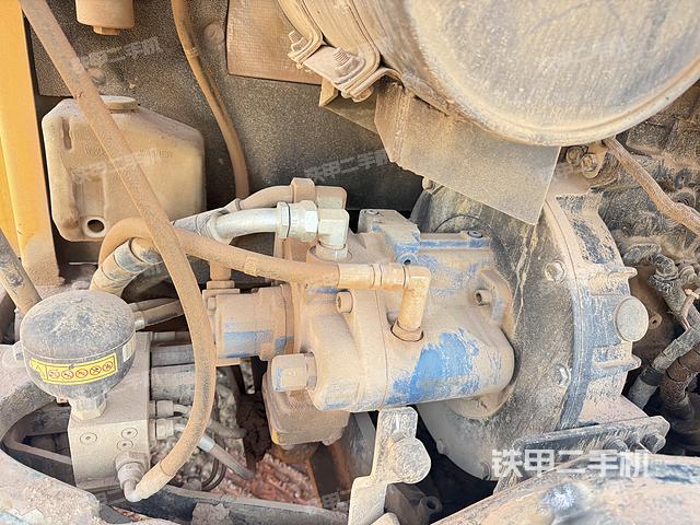 液压泵舱室正面整体（整机外观）