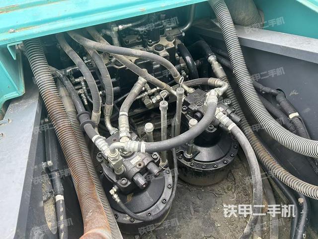 回转马达和主控阀（整机外观）