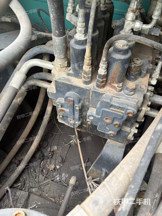 回转马达和主控阀（整机外观）