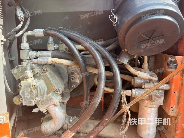 液壓泵艙室正面整體（整機外觀）