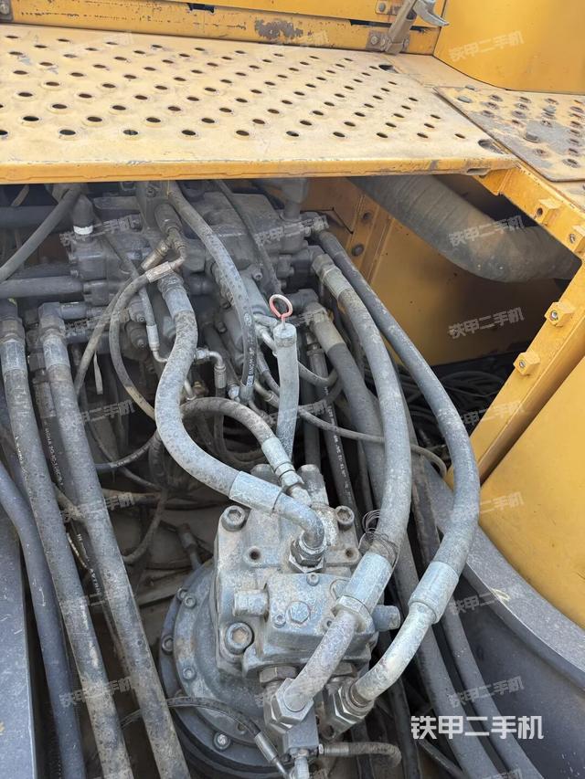 回转马达和主控阀（整机外观）