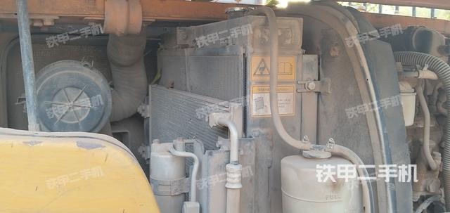 液压泵舱室正面整体（整机外观）