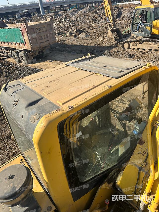 駕駛室頂部（整機外觀）