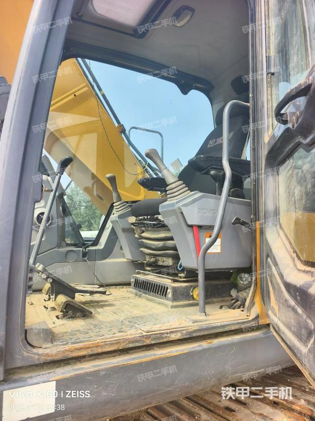 液压泵舱室正面整体（整机外观）