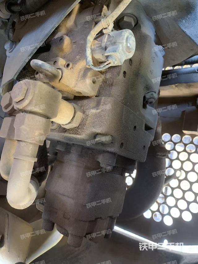 液压泵舱室正面整体（整机外观）