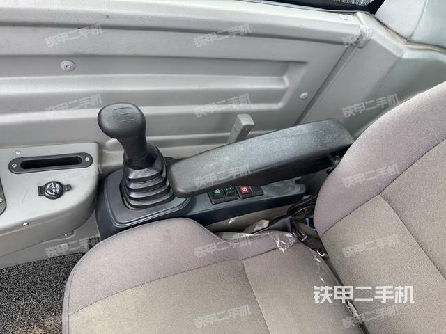 座椅右側(cè)控制臺/鑰匙門/油門/含右手柄（駕駛室部分）