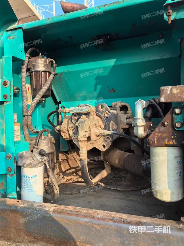 液压泵舱室正面整体（整机外观）