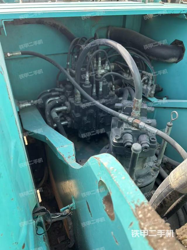 回转马达和主控阀（整机外观）