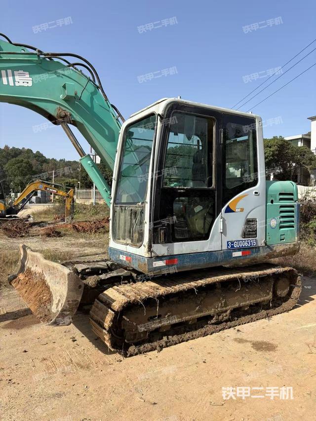 液压泵舱室正面整体（整机外观）