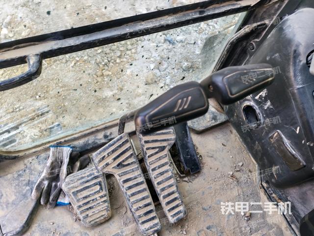 行走控制手柄和踏板 俯拍（驾驶室部分）