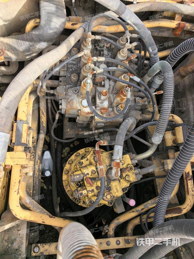 回轉(zhuǎn)馬達(dá)和主控閥（整機(jī)外觀）