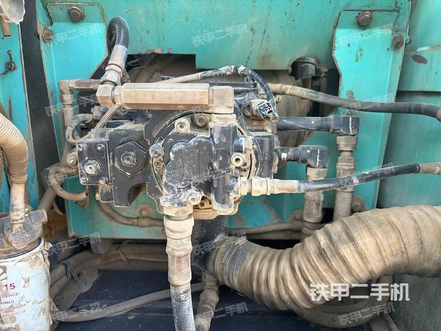 液压泵舱室正面整体（整机外观）