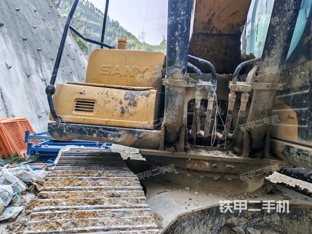 大臂油缸整体 竖拍（工作和回转装置）