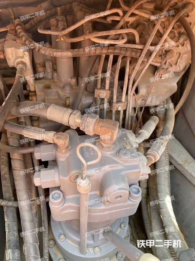 回轉(zhuǎn)馬達(dá)和主控閥（整機(jī)外觀）