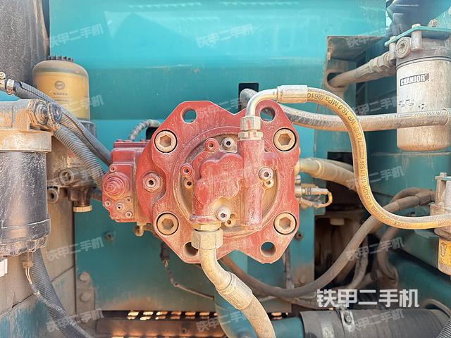 液壓泵艙室正面整體（整機外觀）