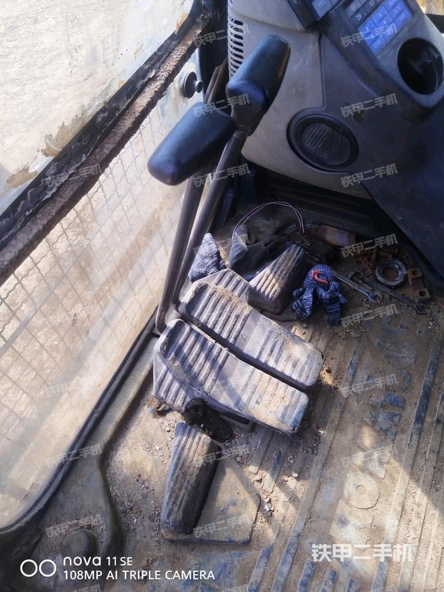 行走控制手柄和踏板 俯拍（驾驶室部分）