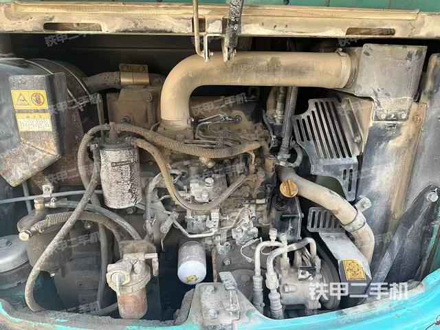 液压泵舱室正面整体（整机外观）