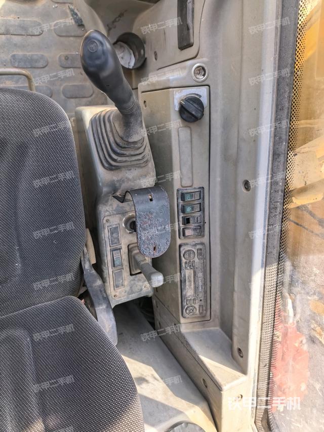 座椅右侧控制台/钥匙门/油门/含右手柄（驾驶室部分）