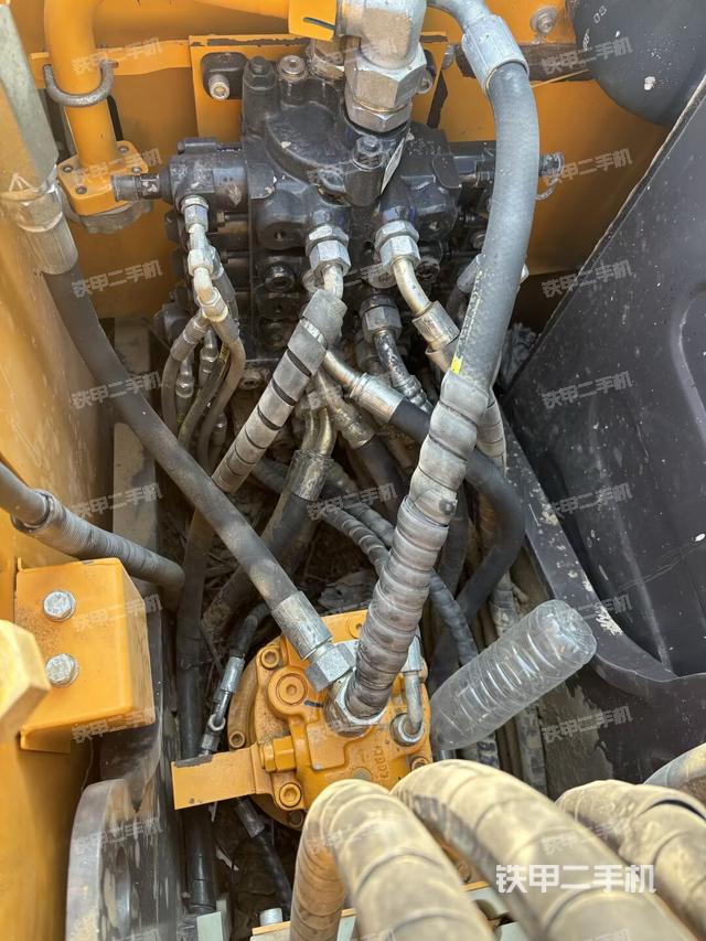 回轉馬達和主控閥（整機外觀）