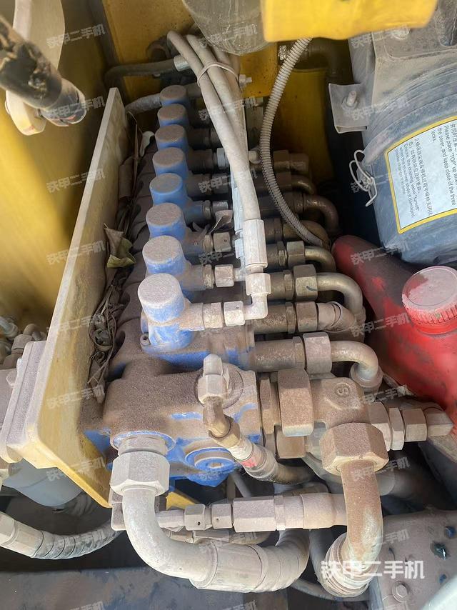 回转马达和主控阀（整机外观）