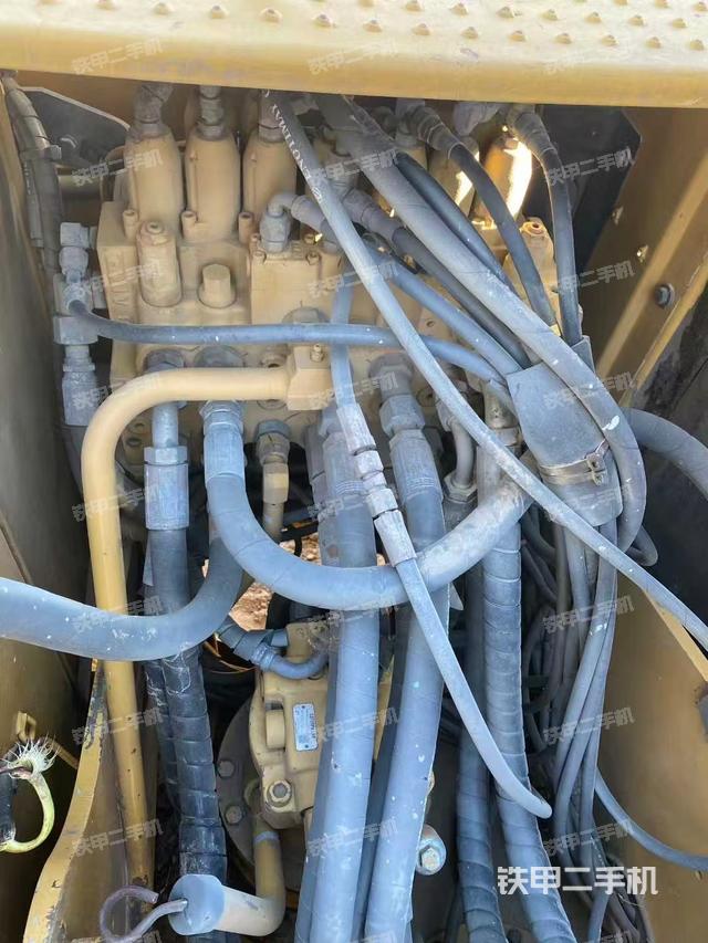 回转马达和主控阀（整机外观）