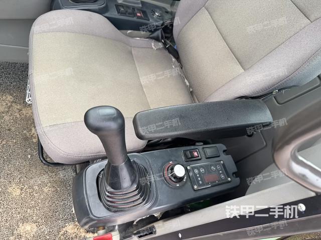 座椅左側(cè)控制臺/音響/含左手柄（駕駛室部分）