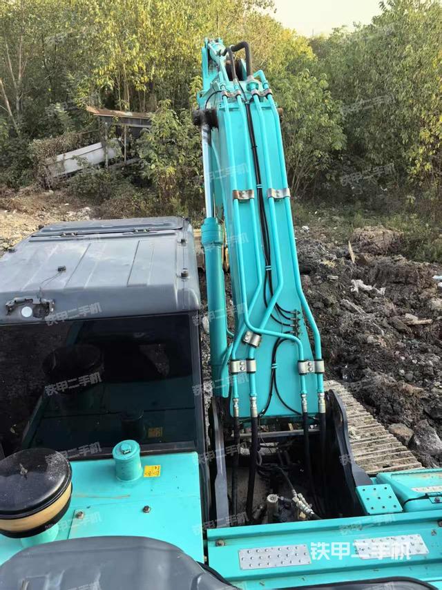 驾驶室顶部（整机外观）