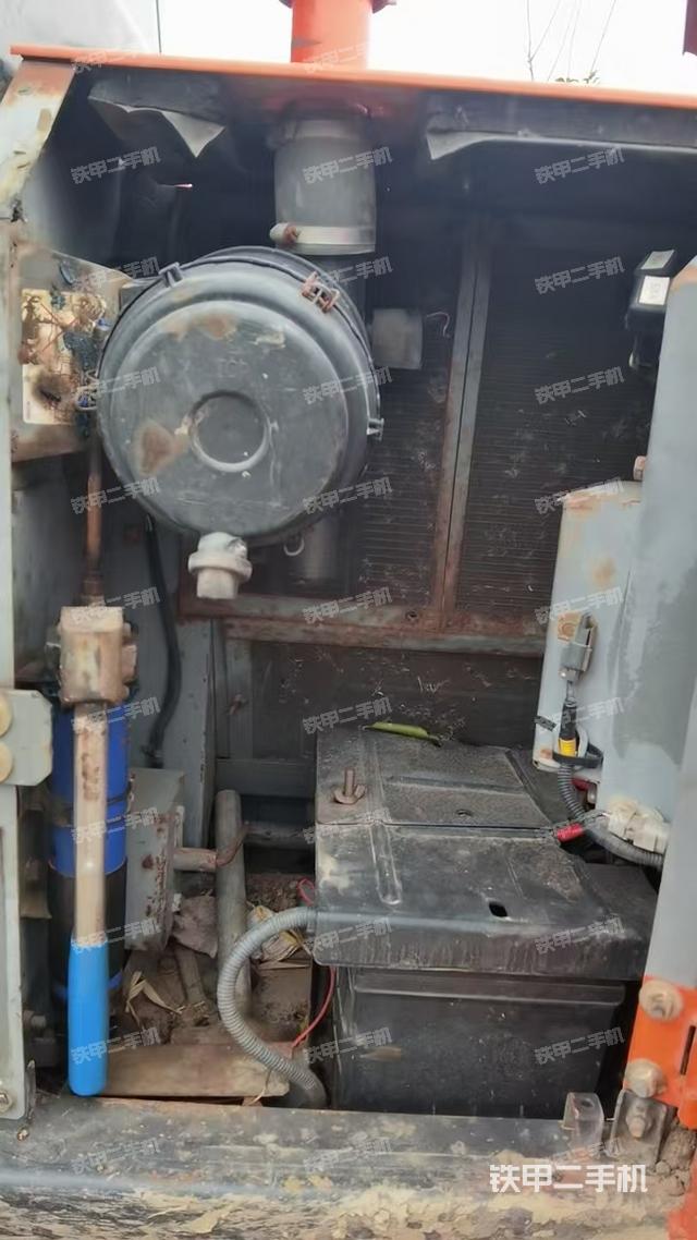 液压泵舱室正面整体（整机外观）