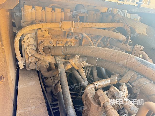 回轉(zhuǎn)馬達(dá)和主控閥（整機(jī)外觀）