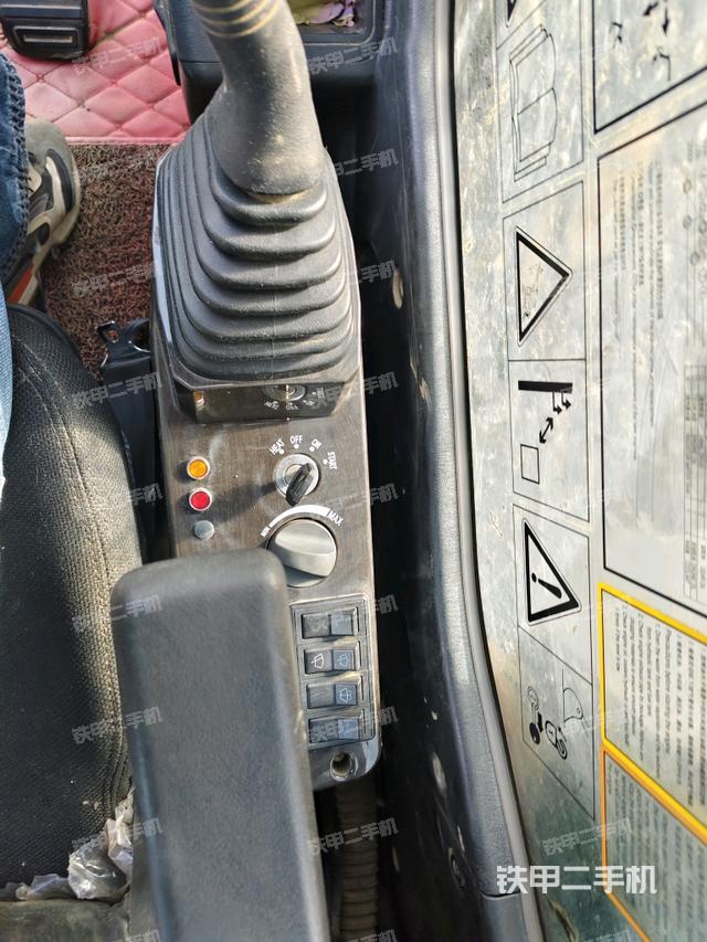座椅右侧控制台/钥匙门/油门/含右手柄（驾驶室部分）