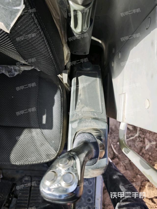 座椅右側(cè)控制臺/鑰匙門/油門/含右手柄（駕駛室部分）