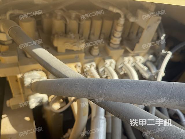 回轉(zhuǎn)馬達(dá)和主控閥（整機(jī)外觀）