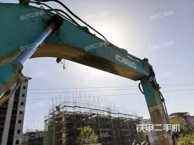 大臂油缸整体 竖拍（工作和回转装置）