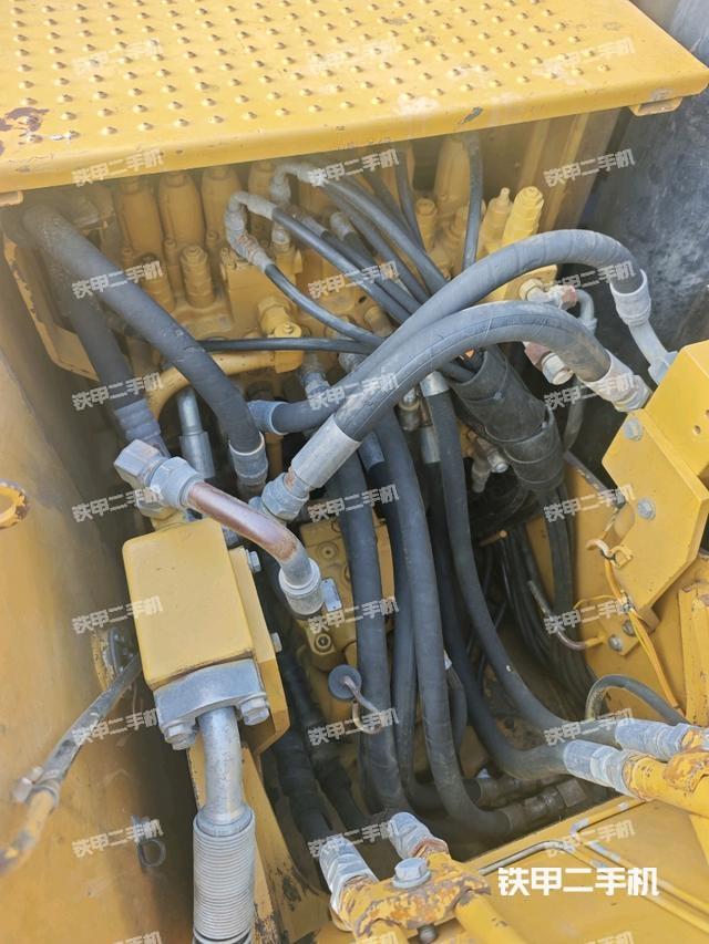 回转马达和主控阀（整机外观）