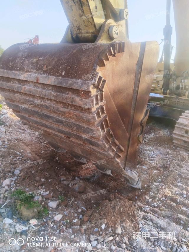 大臂油缸整体 竖拍（工作和回转装置）