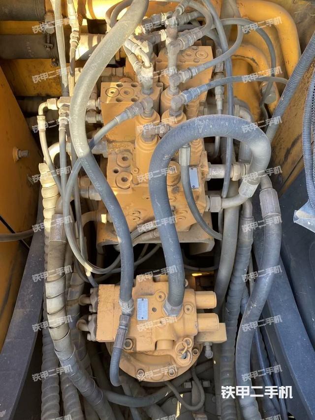 回转马达和主控阀（整机外观）