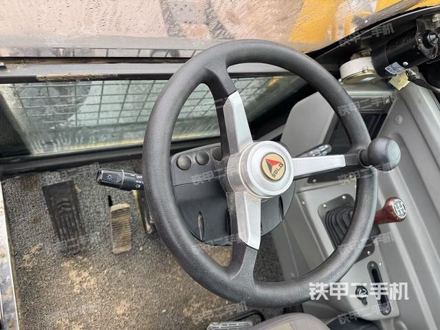 行走控制手柄和踏板?俯拍（駕駛室部分）