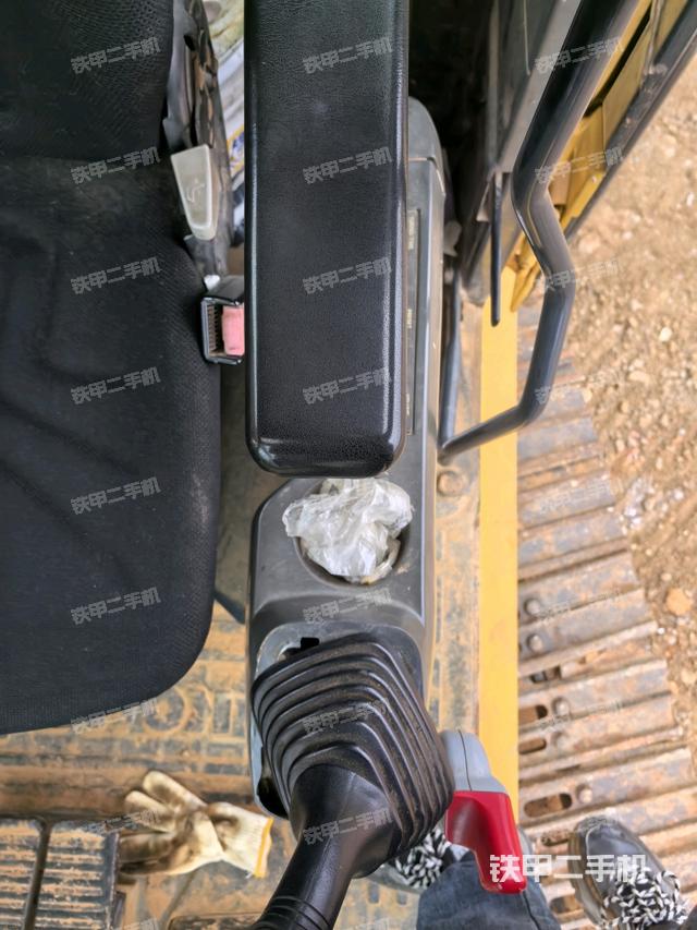 座椅左侧控制台/音响/含左手柄（驾驶室部分）