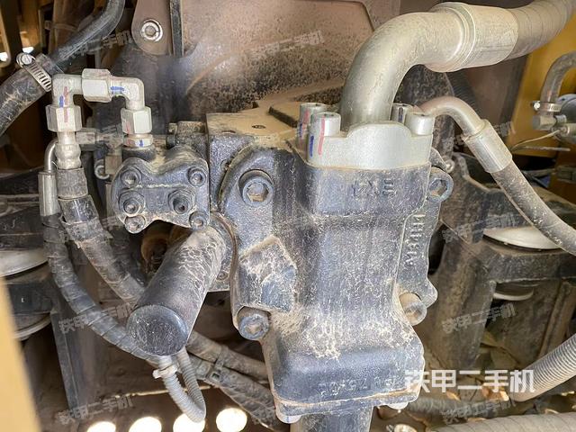 液压泵舱室正面整体（整机外观）