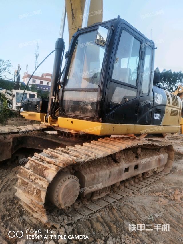 大臂油缸整体 竖拍（工作和回转装置）