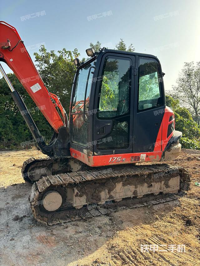 驾驶室顶部（整机外观）