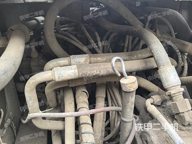 液压泵舱室正面整体（整机外观）