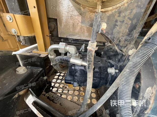 液壓泵艙室正面整體（整機外觀）