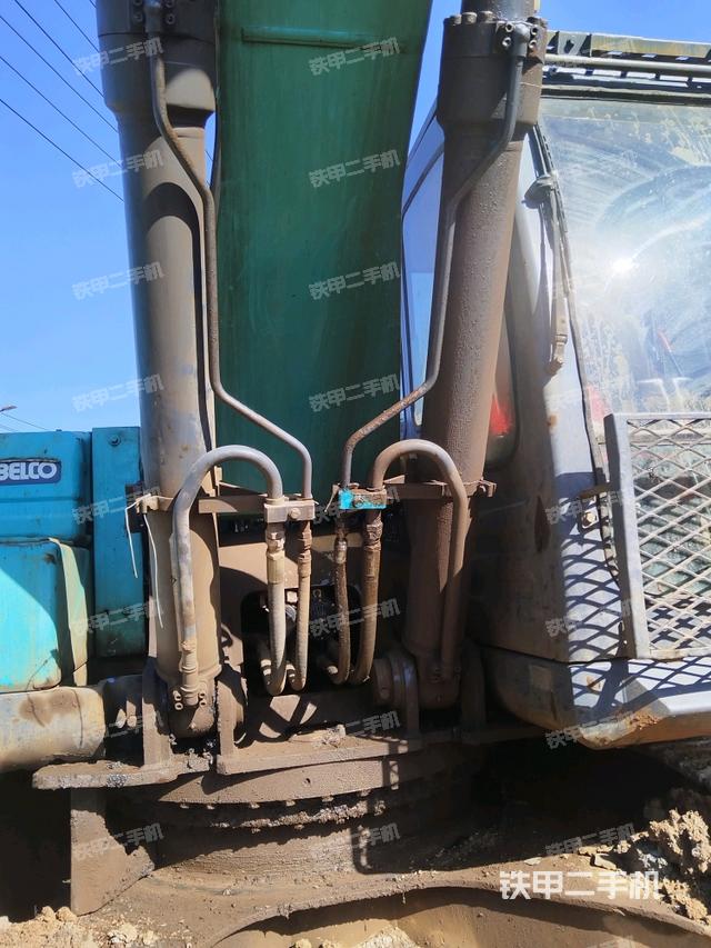 大臂油缸整体 竖拍（工作和回转装置）